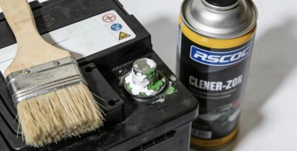 车子启动大灯就变暗，是蓄电池在提醒你该换了-有驾