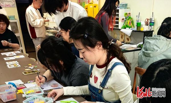 2月22日，在石家庄如意大厦的“拼豆实验室”，参与者们正沉浸式体验拼豆的快乐。 河北日报记者 梁海涛摄