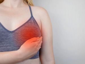 喂奶姿勢不對會引起乳腺炎