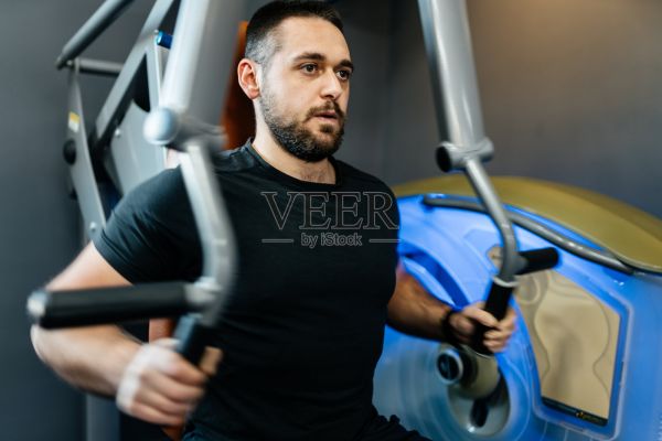 在健身房挑戰(zhàn)極限照片攝影圖片