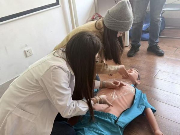 “回乡看齐鲁” | 山东中医药大学护理学院岐黄薪火·护航齐鲁实践队赴六里山路社区居民委员会开展“南·锋护健康，三进暖齐鲁”志愿服务活动