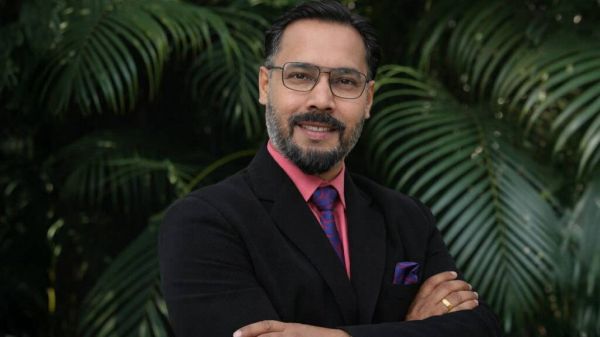 位于洛納瓦拉的健康靜修中心，在郁郁蔥蔥的自然環(huán)境中提供阿育吠陀療法、瑜伽、冥想和有機(jī)美食。