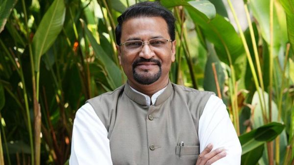 位于洛納瓦拉的 Fazlani Nature's Nest 養(yǎng)生中心，周圍綠樹環(huán)繞，這里是一位養(yǎng)生專家。