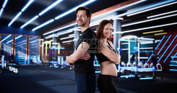 健身激勵(lì)：成熟夫婦為健身照片拍攝擺姿勢(shì)照片攝影圖片