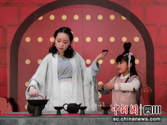 广元茶文化传播中心成为学生茶源文化体验基地。苗志勇 摄 