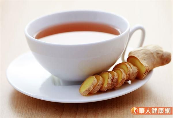 賴睿昕中醫(yī)師推薦飲用「梅子薑茶」，在薑茶裡面加入醃梅子，是消脹氣時(shí)可以食用的法寶。