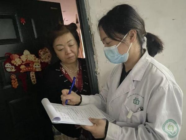 家庭醫(yī)生上門為居民簽約，提供醫(yī)療服務(wù)。重慶市渝中區(qū)上清寺社區(qū)衛(wèi)生服務(wù)中心供圖