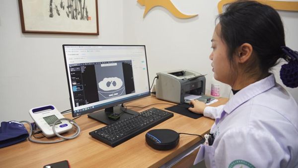 重慶市渝中區(qū)上清寺社區(qū)衛(wèi)生服務(wù)中心，醫(yī)生通過“醫(yī)檢互認(rèn)”應(yīng)用查詢患者過往檢查結(jié)果。人民網(wǎng)記者 劉祎攝