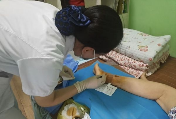 通過“渝悅云護(hù)理”小程序，醫(yī)院護(hù)士上門為患者提供護(hù)理服務(wù)。重慶市九龍坡區(qū)人民醫(yī)院供圖