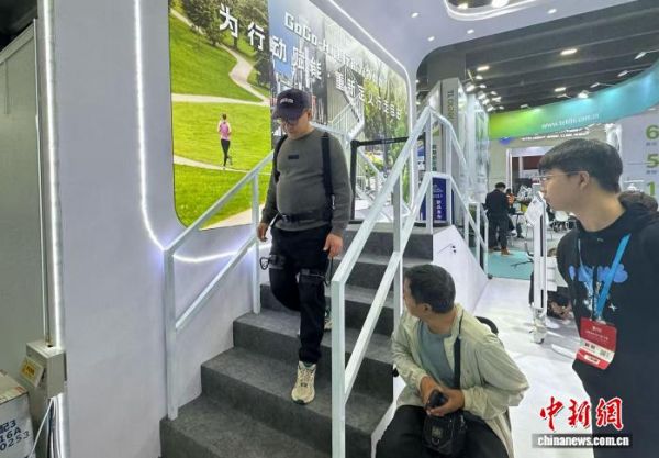 觀眾體驗外骨骼機器人。