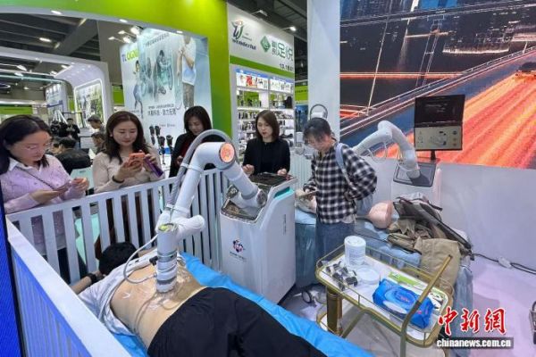 理療康復(fù)機器人正在為觀眾開展按摩SPA。