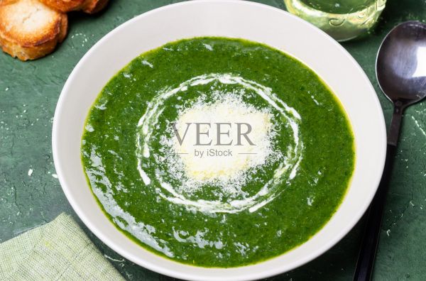 綠色菠菜濃湯配帕瑪森芝士。健康飲食。素食。照片攝影圖片