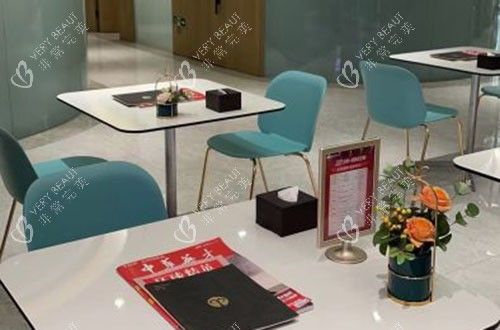 北京藝美醫(yī)療美容大廳休息區(qū)