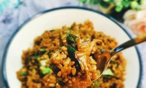 美味香菇炒饭的做法（教你一招高超的香菇炒饭技巧）