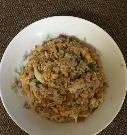 美味香菇炒饭的做法（教你一招高超的香菇炒饭技巧）