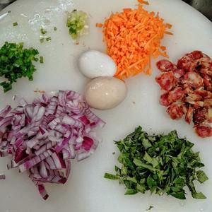 小孩子都能吃三碗的泰式羅勒炒飯（清淡版本）的做法 步驟1