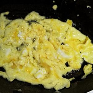 小孩子都能吃三碗的泰式羅勒炒飯（清淡版本）的做法 步驟2