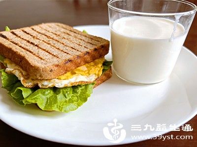 雞蛋蔬菜全麥三明治（1片全麥面包+煎蛋+生菜）+無(wú)糖酸奶