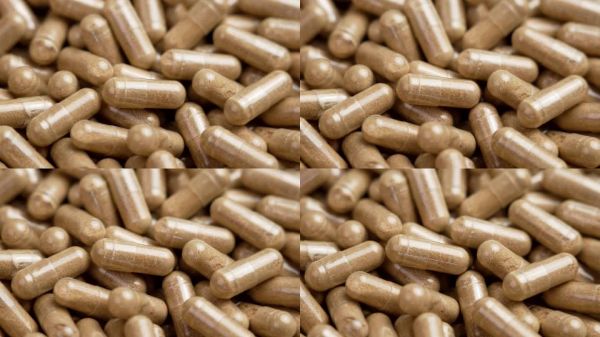 草药补充胶囊中含有草本植物提取物，以增加男性睾丸激素和性健康。旋转