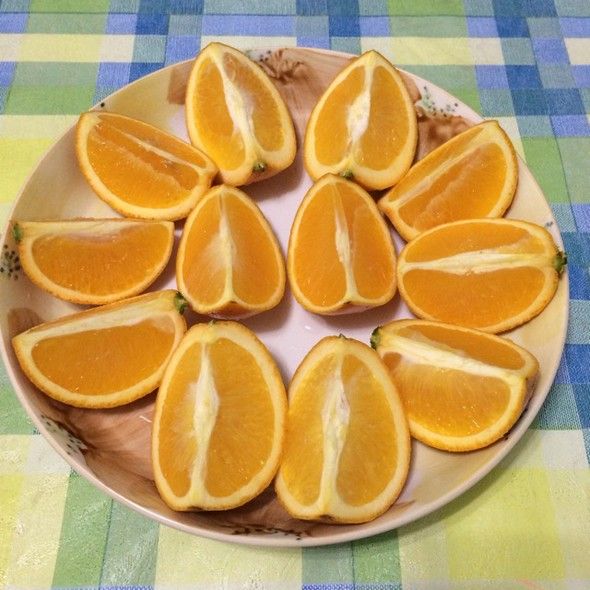 家庭食用橙子场景