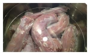 鲜香好吃的自制麻辣鸭脖，解馋不发胖，快快学起来！