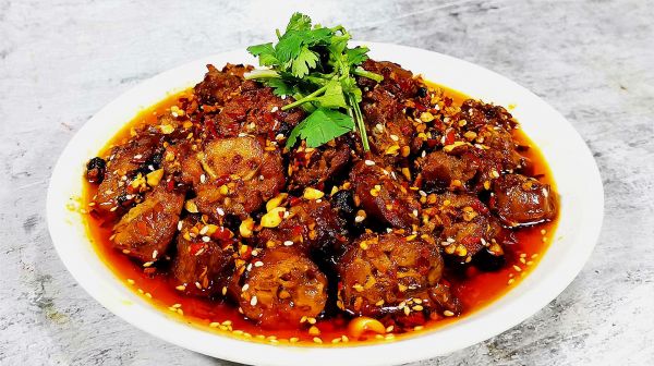 鸭脖这样做真的太好吃了，先卤再炒，饭店厨师都这么做，特别香