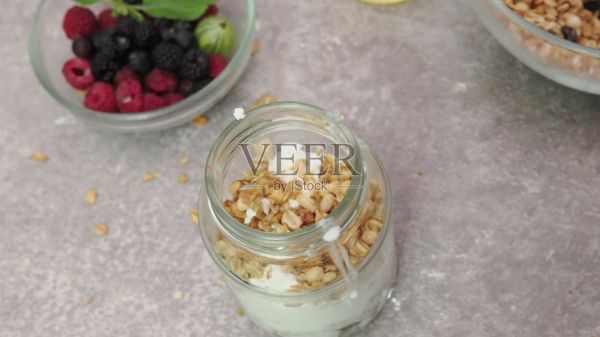 一份健康的早餐，包括酸奶、燕麦片、野生浆果、覆盆子、蓝莓和蜂蜜，富含蛋白质，有助于节食、均衡营养和减肥。水果。健康的健身餐。照片摄影图片