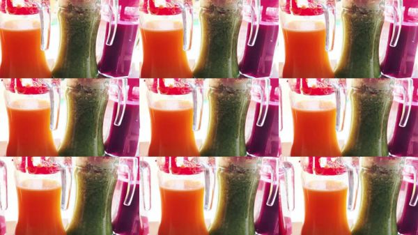 健康护理、健身、健康营养饮食概念。玻璃罐中的排毒饮料。