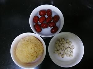 银耳莲子羹～出胶有妙招的做法 步骤1
