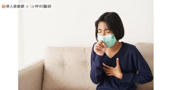 不少中壯年照護者自認身體好，即使咳嗽、喉嚨癢，也只是吞幾顆成藥，照常上班、照顧家人。顏醫師提醒，這正是風險所在。