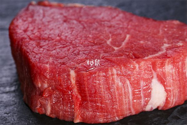 牛肉的蛋白质含量较高