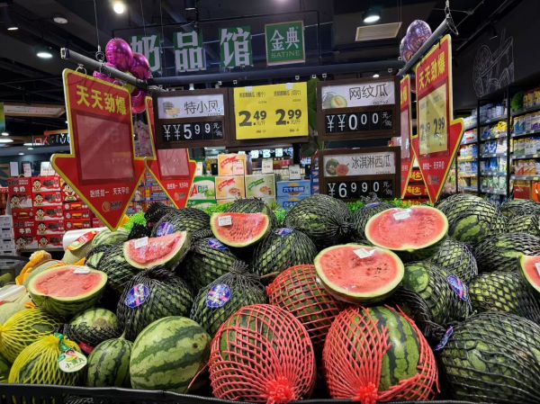 西瓜营养成分信息图：左侧标注“30kcal/100g”大字，右侧分栏显示关键营养素——91.5%水分图标、130mg钾柱状图、250mg瓜氨酸分子结构简式、4530μg番茄红素显微结晶图，底色为清爽青绿色