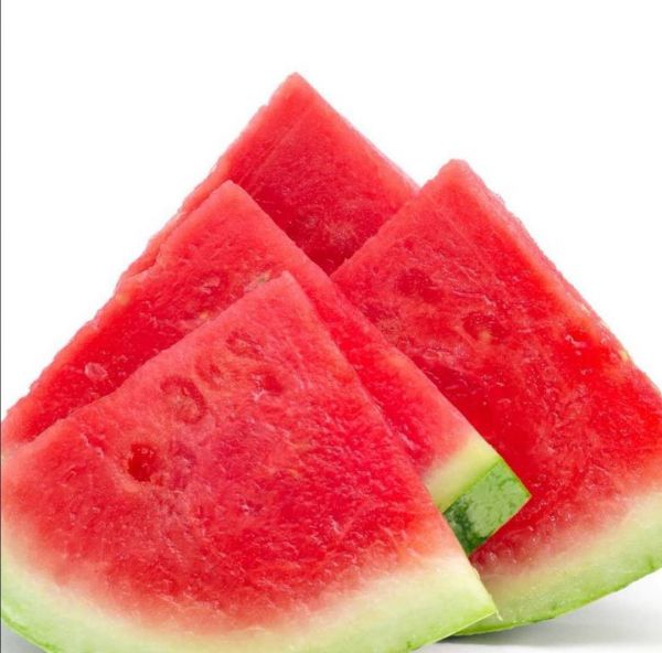 家庭场景西瓜健康吃法：木质砧板上摆放三种搭配——1）西瓜块+手剥核桃仁；2）西瓜丁拌少量藜麦与黄瓜片；3）西瓜薄片夹低脂奶酪碎，所有食材新鲜无包装