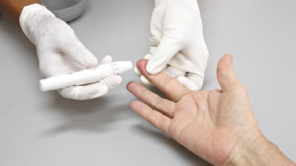 利于糖尿病的4种水果，建议糖友多吃些，或有助于血糖平稳？