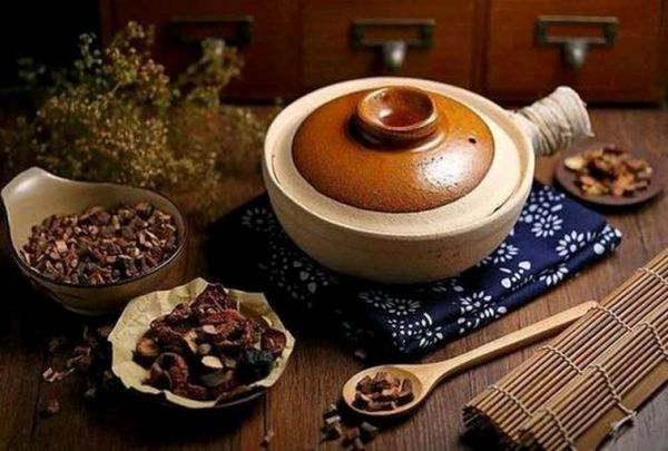 传统中药煎煮场景