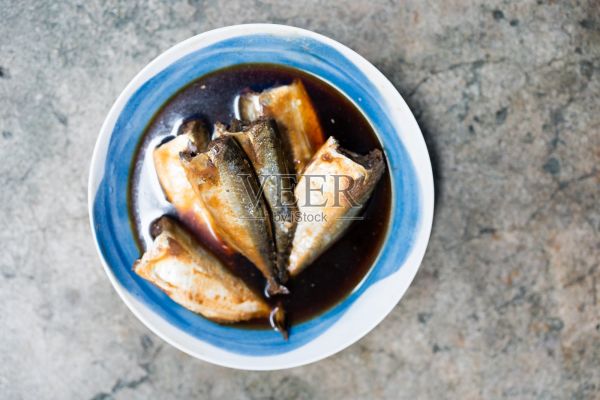 泰式鲭鱼炖菜，用酱油慢炖，并注入芳香草本，制成一道嫩滑可口的菜肴。照片摄影图片