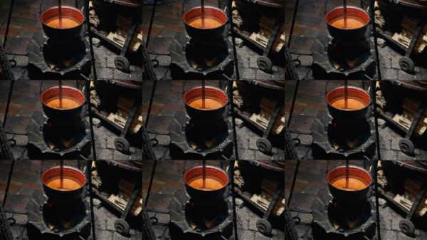 传统烹饪技巧：在乡村锅中慢炖辛辣炖菜，制作正宗美味的餐点。