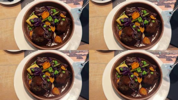 比尔巴鄂西班牙传统牛尾炖菜，配土豆，慢炖肉类，红酒酱汁。