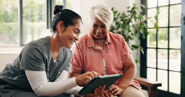 医疗保健,护士和老人居家微笑进行检查结果反馈或复查。应用程序、医疗或探访,护理员与老年患者在辅助生活设施中进行诊断。照片摄影图片