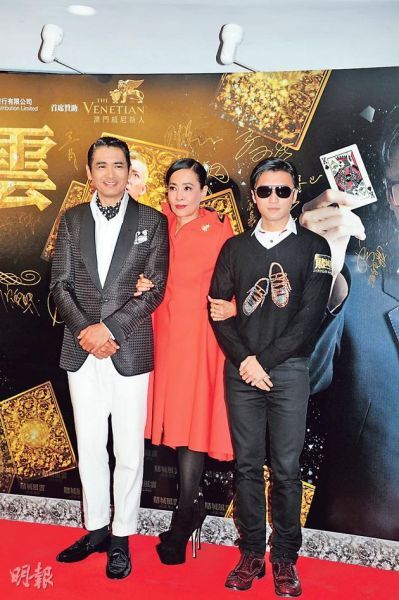 发嫂挽着周润发与谢霆锋开心地出席首映。