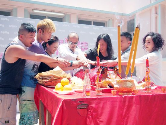 《高举爱情》开机拜神仪式