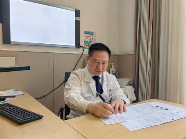 复旦大学附属中山医院肥胖与脂肪肝诊疗中心主任李小英教授开出埃诺格鲁肽全国首批处方