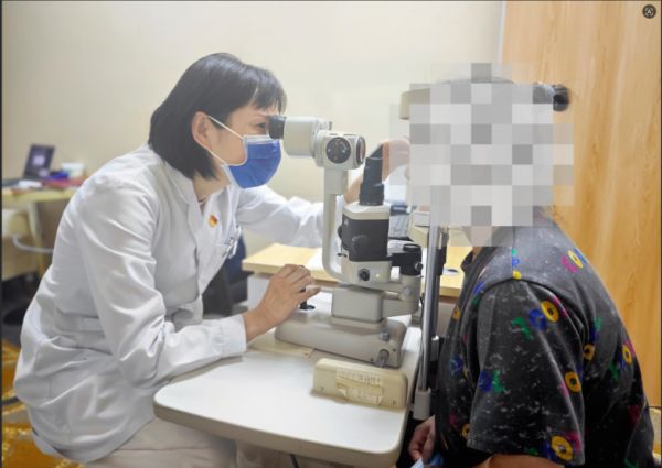 杜薇主任在為甲亢眼突患者李阿姨進行檢查.png