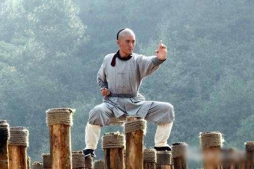 春三月陽(yáng)氣生發(fā)，居家最強(qiáng)鍛煉，馬步深蹲站樁，增陽(yáng)壯精誰(shuí)更強(qiáng)