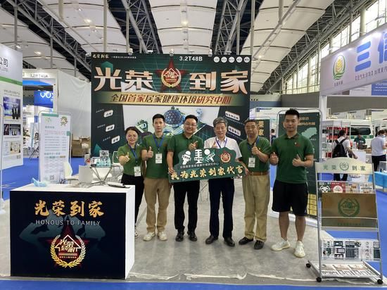 　　广东省室内环境卫生行业协会会长顾士明（右三）参观光荣到家（广东）有限公司展位