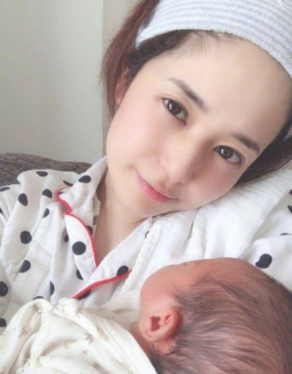 蒼井空罕見露面休閑形象 曬母親抱孫子照片