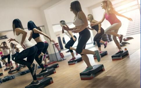 居家健身 道具 沙發(fā) 運動 健身意識 日常生活 澆花 爬樓梯