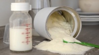 女婴出生第一天竟喝了过期奶粉！过期奶粉对婴儿会造成哪些伤害
