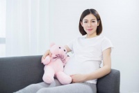 孕期应该保持心情愉快，并适度锻炼，才能保证孕妇和孩子的健康