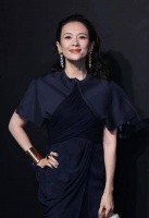 章子怡二胎后首现身，瘦身过度导致面部凹陷，仿佛老了十岁